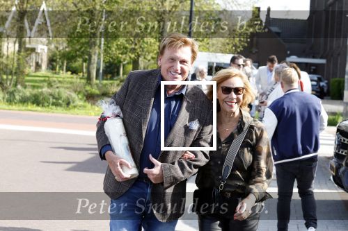 Noorden  30 april 2023
Gerard Joling viert zijn 63e verjaardag.
Henny Huisman en zijn vrouw Lia . Ze hebben een kaars met een foto van de moeder van Gerard erop laten maken