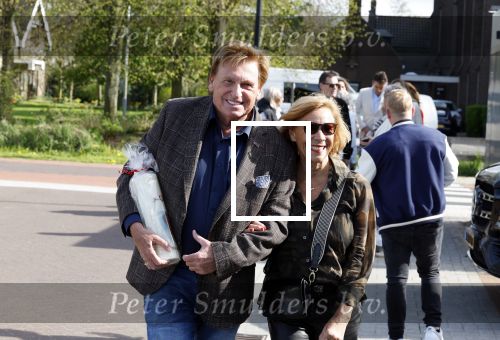 Noorden  30 april 2023
Gerard Joling viert zijn 63e verjaardag.
Henny Huisman en zijn vrouw Lia . Ze hebben een kaars met een foto van de moeder van Gerard erop laten maken