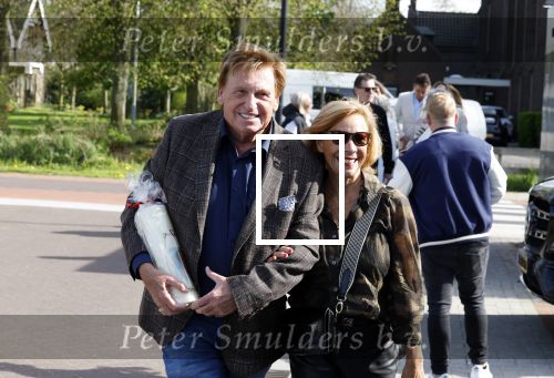 Noorden  30 april 2023
Gerard Joling viert zijn 63e verjaardag.
Henny Huisman en zijn vrouw Lia . Ze hebben een kaars met een foto van de moeder van Gerard erop laten maken