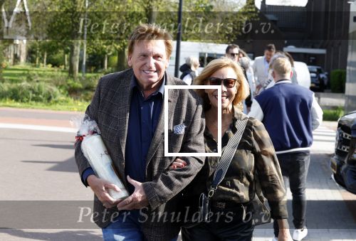 Noorden  30 april 2023
Gerard Joling viert zijn 63e verjaardag.
Henny Huisman en zijn vrouw Lia . Ze hebben een kaars met een foto van de moeder van Gerard erop laten maken