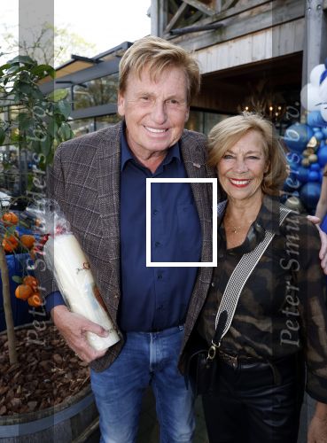 Noorden  30 april 2023
Gerard Joling viert zijn 63e verjaardag.
Henny Huisman en zijn vrouw Lia . Ze hebben een kaars met een foto van de moeder van Gerard erop laten maken