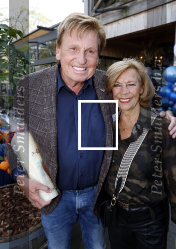 Noorden  30 april 2023
Gerard Joling viert zijn 63e verjaardag.
Henny Huisman en zijn vrouw Lia . Ze hebben een kaars met een foto van de moeder van Gerard erop laten maken