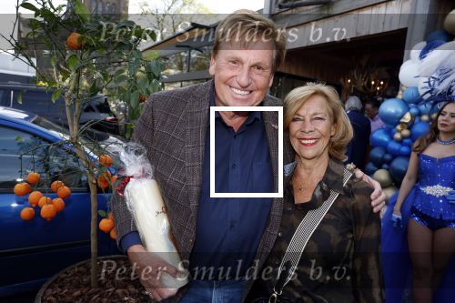Noorden  30 april 2023
Gerard Joling viert zijn 63e verjaardag.
Henny Huisman en zijn vrouw Lia . Ze hebben een kaars met een foto van de moeder van Gerard erop laten maken