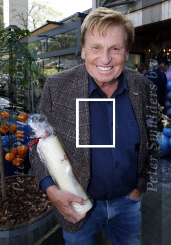 Noorden  30 april 2023
Gerard Joling viert zijn 63e verjaardag.
Henny Huisman en zijn vrouw Lia . Ze hebben een kaars met een foto van de moeder van Gerard erop laten maken