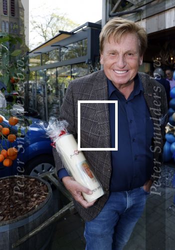Noorden  30 april 2023
Gerard Joling viert zijn 63e verjaardag.
Henny Huisman en zijn vrouw Lia . Ze hebben een kaars met een foto van de moeder van Gerard erop laten maken