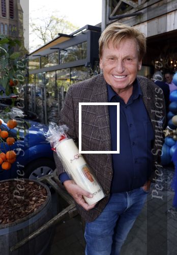 Noorden  30 april 2023
Gerard Joling viert zijn 63e verjaardag.
Henny Huisman en zijn vrouw Lia . Ze hebben een kaars met een foto van de moeder van Gerard erop laten maken