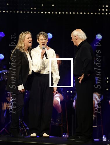 Amsterdam 22 mei 2023
Uitreiking Buma awards in Tuschinski Amsterdam.
Herman v Veen ontving uit handen van zijn dochters Babette v Veen en Anne v Veen de  lifetime Achievement award voor zijn hele carriere .Herman kwam met zijn vrouw Gaetane Bouchez.