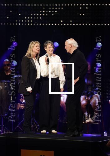 Amsterdam 22 mei 2023
Uitreiking Buma awards in Tuschinski Amsterdam.
Herman v Veen ontving uit handen van zijn dochters Babette v Veen en Anne v Veen de  lifetime Achievement award voor zijn hele carriere .Herman kwam met zijn vrouw Gaetane Bouchez.