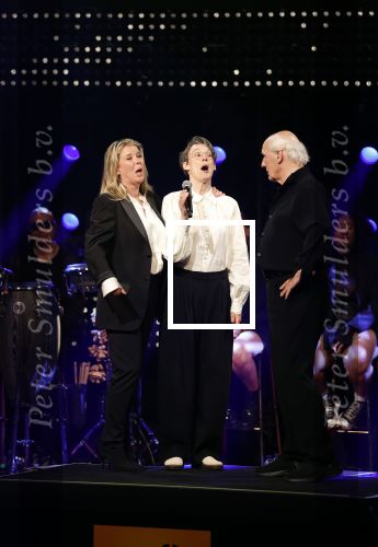 Amsterdam 22 mei 2023
Uitreiking Buma awards in Tuschinski Amsterdam.
Herman v Veen ontving uit handen van zijn dochters Babette v Veen en Anne v Veen de  lifetime Achievement award voor zijn hele carriere .Herman kwam met zijn vrouw Gaetane Bouchez.