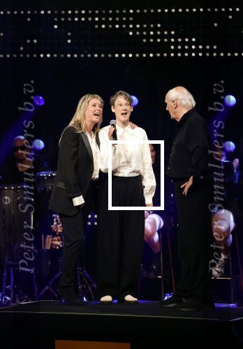 Amsterdam 22 mei 2023
Uitreiking Buma awards in Tuschinski Amsterdam.
Herman v Veen ontving uit handen van zijn dochters Babette v Veen en Anne v Veen de  lifetime Achievement award voor zijn hele carriere .Herman kwam met zijn vrouw Gaetane Bouchez.