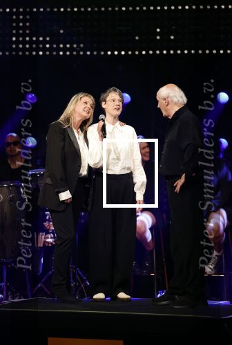 Amsterdam 22 mei 2023
Uitreiking Buma awards in Tuschinski Amsterdam.
Herman v Veen ontving uit handen van zijn dochters Babette v Veen en Anne v Veen de  lifetime Achievement award voor zijn hele carriere .Herman kwam met zijn vrouw Gaetane Bouchez.