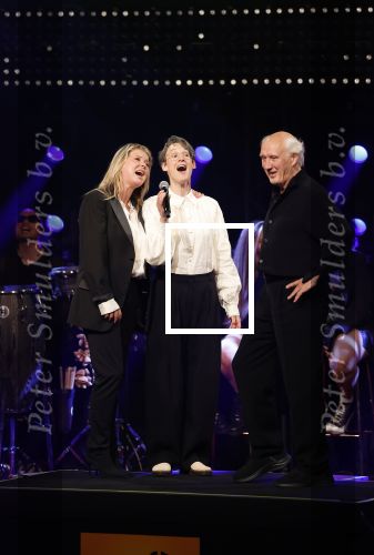 Amsterdam 22 mei 2023
Uitreiking Buma awards in Tuschinski Amsterdam.
Herman v Veen ontving uit handen van zijn dochters Babette v Veen en Anne v Veen de  lifetime Achievement award voor zijn hele carriere .Herman kwam met zijn vrouw Gaetane Bouchez.