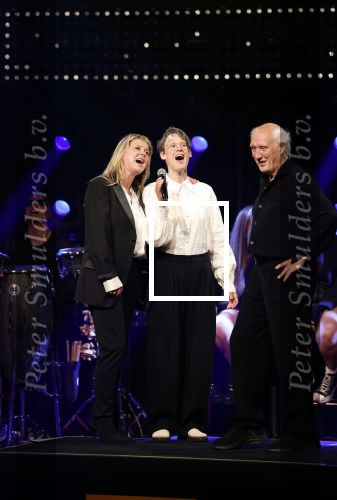 Amsterdam 22 mei 2023
Uitreiking Buma awards in Tuschinski Amsterdam.
Herman v Veen ontving uit handen van zijn dochters Babette v Veen en Anne v Veen de  lifetime Achievement award voor zijn hele carriere .Herman kwam met zijn vrouw Gaetane Bouchez.