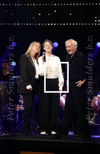 Amsterdam 22 mei 2023
Uitreiking Buma awards in Tuschinski Amsterdam.
Herman v Veen ontving uit handen van zijn dochters Babette v Veen en Anne v Veen de  lifetime Achievement award voor zijn hele carriere .Herman kwam met zijn vrouw Gaetane Bouchez.