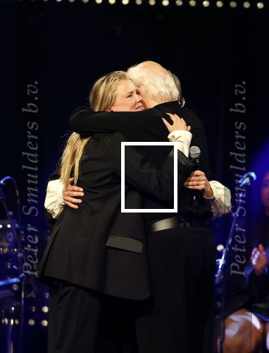 Amsterdam 22 mei 2023
Uitreiking Buma awards in Tuschinski Amsterdam.
Herman v Veen ontving uit handen van zijn dochters Babette v Veen en Anne v Veen de  lifetime Achievement award voor zijn hele carriere .Herman kwam met zijn vrouw Gaetane Bouchez.