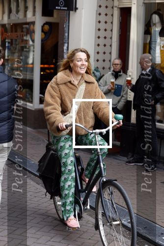 Amsterdam 20 april 2023
Ilse Warringa  onderweg naar feestje van blad de Linda in een cafe in het centrum van Amsterdam waar een bier gepresenteerd wordt.