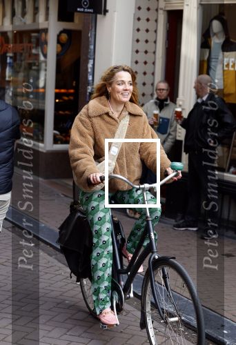 Amsterdam 20 april 2023
Ilse Warringa  onderweg naar feestje van blad de Linda in een cafe in het centrum van Amsterdam waar een bier gepresenteerd wordt.