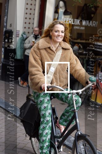 Amsterdam 20 april 2023
Ilse Warringa  onderweg naar feestje van blad de Linda in een cafe in het centrum van Amsterdam waar een bier gepresenteerd wordt.