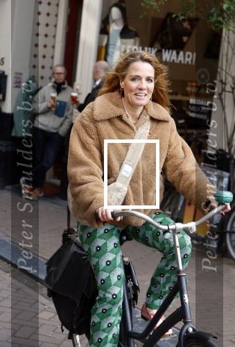 Amsterdam 20 april 2023
Ilse Warringa  onderweg naar feestje van blad de Linda in een cafe in het centrum van Amsterdam waar een bier gepresenteerd wordt.