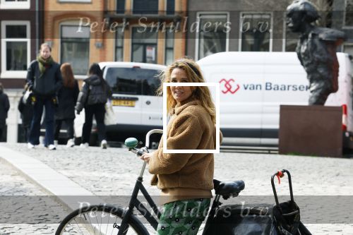 Amsterdam 20 april 2023
Ilse Warringa  onderweg naar feestje van blad de Linda in een cafe in het centrum van Amsterdam waar een bier gepresenteerd wordt.