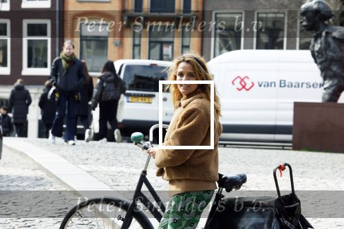 Amsterdam 20 april 2023
Ilse Warringa  onderweg naar feestje van blad de Linda in een cafe in het centrum van Amsterdam waar een bier gepresenteerd wordt.