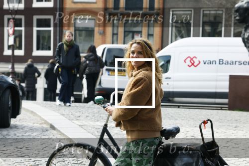 Amsterdam 20 april 2023
Ilse Warringa  onderweg naar feestje van blad de Linda in een cafe in het centrum van Amsterdam waar een bier gepresenteerd wordt.