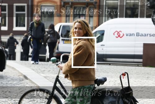 Amsterdam 20 april 2023
Ilse Warringa  onderweg naar feestje van blad de Linda in een cafe in het centrum van Amsterdam waar een bier gepresenteerd wordt.