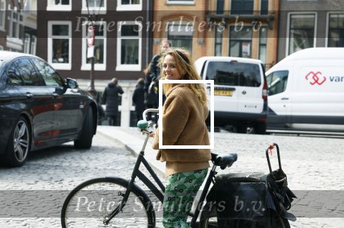 Amsterdam 20 april 2023
Ilse Warringa  onderweg naar feestje van blad de Linda in een cafe in het centrum van Amsterdam waar een bier gepresenteerd wordt.