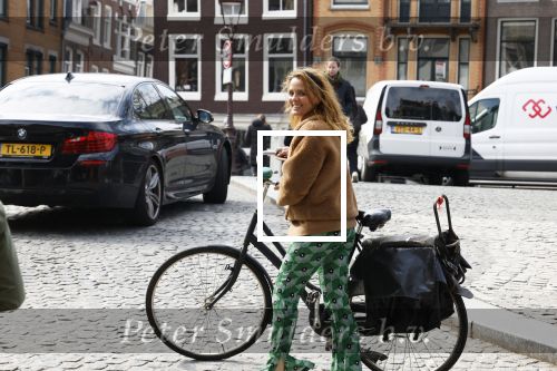 Amsterdam 20 april 2023
Ilse Warringa  onderweg naar feestje van blad de Linda in een cafe in het centrum van Amsterdam waar een bier gepresenteerd wordt.