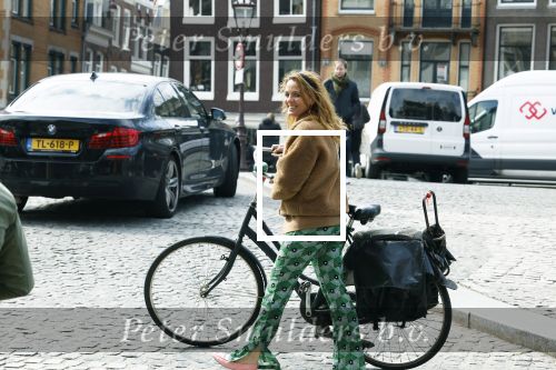 Amsterdam 20 april 2023
Ilse Warringa  onderweg naar feestje van blad de Linda in een cafe in het centrum van Amsterdam waar een bier gepresenteerd wordt.