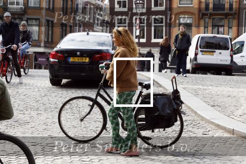 Amsterdam 20 april 2023
Ilse Warringa  onderweg naar feestje van blad de Linda in een cafe in het centrum van Amsterdam waar een bier gepresenteerd wordt.
