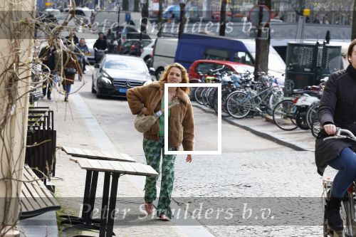 Amsterdam 20 april 2023
Ilse Warringa  onderweg naar feestje van blad de Linda in een cafe in het centrum van Amsterdam waar een bier gepresenteerd wordt.
