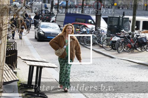 Amsterdam 20 april 2023
Ilse Warringa  onderweg naar feestje van blad de Linda in een cafe in het centrum van Amsterdam waar een bier gepresenteerd wordt.