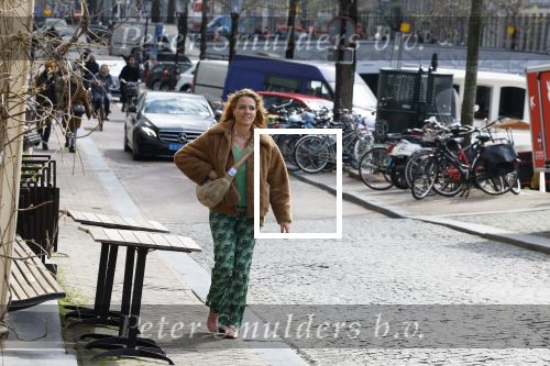 Amsterdam 20 april 2023
Ilse Warringa  onderweg naar feestje van blad de Linda in een cafe in het centrum van Amsterdam waar een bier gepresenteerd wordt.