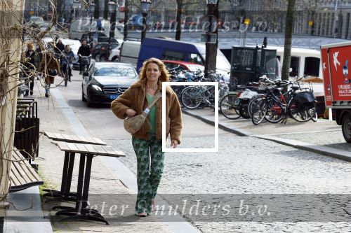 Amsterdam 20 april 2023
Ilse Warringa  onderweg naar feestje van blad de Linda in een cafe in het centrum van Amsterdam waar een bier gepresenteerd wordt.