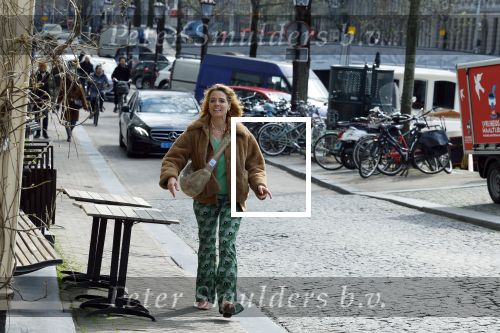Amsterdam 20 april 2023
Ilse Warringa  onderweg naar feestje van blad de Linda in een cafe in het centrum van Amsterdam waar een bier gepresenteerd wordt.