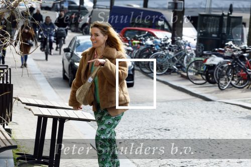 Amsterdam 20 april 2023
Ilse Warringa  onderweg naar feestje van blad de Linda in een cafe in het centrum van Amsterdam waar een bier gepresenteerd wordt.