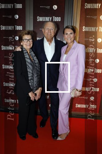 Amsterdam 21 april 2023
Premiere Sweeney Todd in het DeLaMar theater geproduceerd door Medialane.
Iris v d Ende met haar ouders Joop v d Ende en Janine v d Ende