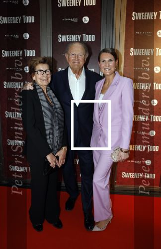 Amsterdam 21 april 2023
Premiere Sweeney Todd in het DeLaMar theater geproduceerd door Medialane.
Iris v d Ende met haar ouders Joop v d Ende en Janine v d Ende