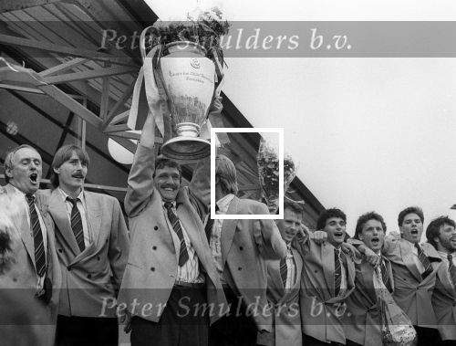 Eindhoven, 26 Mei 1988
PSV Europees Kampioen Seizoen 1987-1988
Vliegveld-Gemeentehuis
v.l.n.r.: Jacques v d Ven-Ivan Nielsen-Berry v Aerle-Wim Kieft-Edward Linskens-Gerald Vanenburg-Hans Gilhaus-Patrick Lodewijks-Eric Gerets