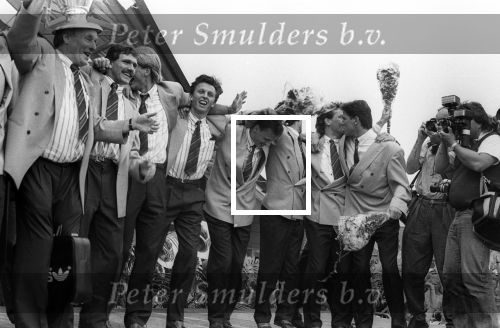 Eindhoven, 26 Mei 1988
PSV Europees Kampioen Seizoen 1987-1988
Vliegveld-Gemeentehuis
Jacques v d Ven-Ivan Nielsen-Berry v Aerle-Wim Kieft-Edward Linskens-Gerald Vanenburg-Hans Gilhaus-Patrick Lodewijks-Eric Gerets-Hans v Tilburg