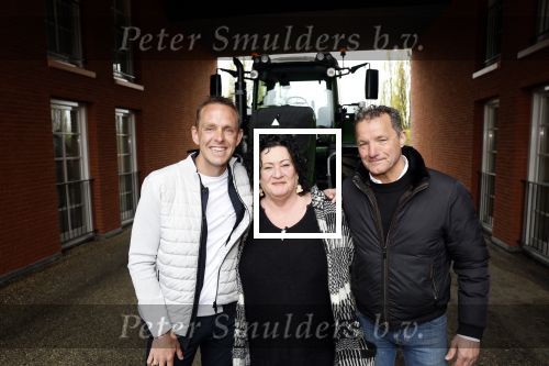 Den Bosch 24 april 2023
John de Bever en partner Kees de Bever kondigen extra concert aan en Caroline v d Plas als gast tijdens hun show in Ahoy. Ze ontvangen de pers in hun nieuwe huis / appartement.