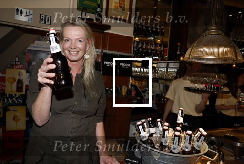 Amsterdam 20 april 2023
Presentatie  van blad de Linda in een cafe in het centrum van Amsterdam waar een bier gepresenteerd wordt. Het bier is in samenwerking met Grolsch. Karin Swerink