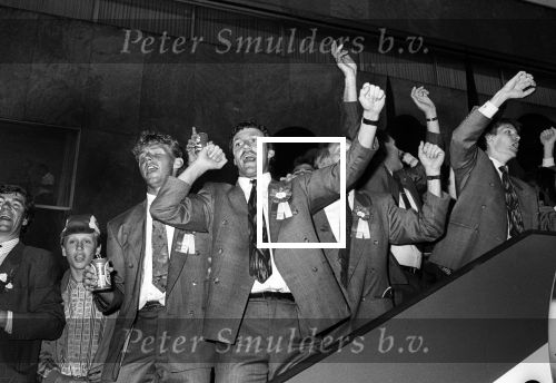 Eindhoven, 13 Mei 1989
PSV-Haarlem, eindstand 3-0
PSV voor de vierde maal achter elkaar Landskampioen
Selektie en publiek bij het Gemeentehuis
Kees Ploegsma-Stan Valckx-Berry v Aerle-Jacques v d Ven en Juul Ellerman 13058999