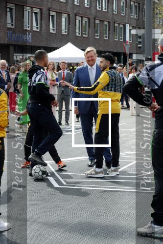 Rotterdam 27 april 2023
Koningsdag 2023 in Rotterdam met aanwezig Koning Willem Alexander, KoninginMaxima ,Prinses Amalia, Prinses Ariane ,Prins Constantijn ,Prinses Laurentien ,Prins Maurits ,Prinses Marilene ,Prins Bernhard ,Prinses Annette ,Prins Floris ,Prinses Aimee ,Prins Pieter Christiaan, en Prinses Anita .
Burgemeester Aboutaleb is de gastheer.  De Royals gaan voetballen bij Touzani