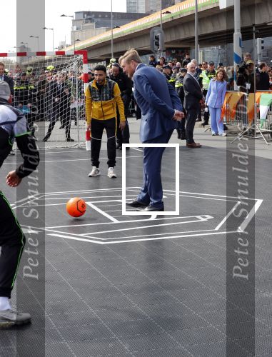 Rotterdam 27 april 2023
Koningsdag 2023 in Rotterdam met aanwezig Koning Willem Alexander, KoninginMaxima ,Prinses Amalia, Prinses Ariane ,Prins Constantijn ,Prinses Laurentien ,Prins Maurits ,Prinses Marilene ,Prins Bernhard ,Prinses Annette ,Prins Floris ,Prinses Aimee ,Prins Pieter Christiaan, en Prinses Anita .
Burgemeester Aboutaleb is de gastheer.  De Royals gaan voetballen bij Touzani