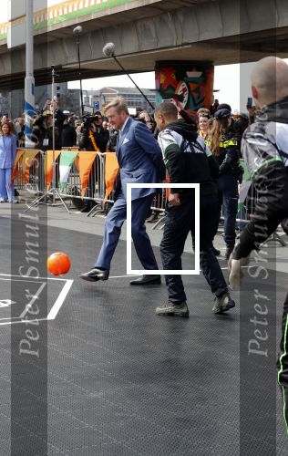 Rotterdam 27 april 2023
Koningsdag 2023 in Rotterdam met aanwezig Koning Willem Alexander, KoninginMaxima ,Prinses Amalia, Prinses Ariane ,Prins Constantijn ,Prinses Laurentien ,Prins Maurits ,Prinses Marilene ,Prins Bernhard ,Prinses Annette ,Prins Floris ,Prinses Aimee ,Prins Pieter Christiaan, en Prinses Anita .
Burgemeester Aboutaleb is de gastheer.  De Royals gaan voetballen bij Touzani