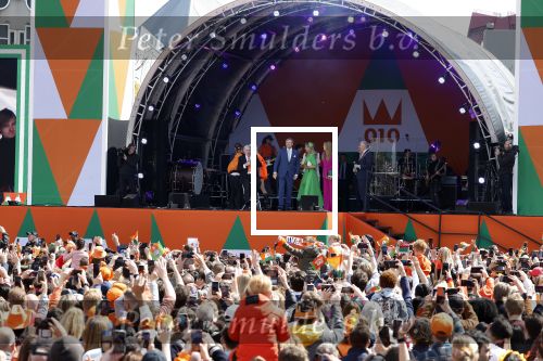 Rotterdam 27 april 2023
Koningsdag 2023 in Rotterdam met aanwezig Koning Willem Alexander, KoninginMaxima ,Prinses Amalia, Prinses Ariane ,Prins Constantijn ,Prinses Laurentien ,Prins Maurits ,Prinses Marilene ,Prins Bernhard ,Prinses Annette ,Prins Floris ,Prinses Aimee ,Prins Pieter Christiaan, en Prinses Anita .
Burgemeester Aboutaleb is de gastheer. Optreden van Lee Towers Davina Michelle en Ronnie Flex.