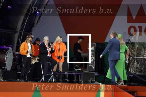 Rotterdam 27 april 2023
Koningsdag 2023 in Rotterdam met aanwezig Koning Willem Alexander, KoninginMaxima ,Prinses Amalia, Prinses Ariane ,Prins Constantijn ,Prinses Laurentien ,Prins Maurits ,Prinses Marilene ,Prins Bernhard ,Prinses Annette ,Prins Floris ,Prinses Aimee ,Prins Pieter Christiaan, en Prinses Anita .
Burgemeester Aboutaleb is de gastheer. Optreden van Lee Towers Davina Michelle en Ronnie Flex.