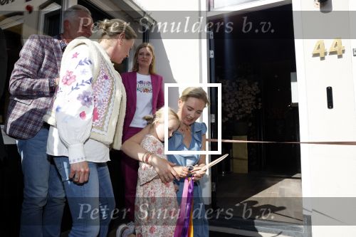 Noordwijk 17 mei 2023
Opening pension Code Rose van Martien Meiland en Erica Meiland . Ook Montana Maxime en Leroy Molkenboer zijn aanwezig Dochter Claire doet de openingshandeling.
